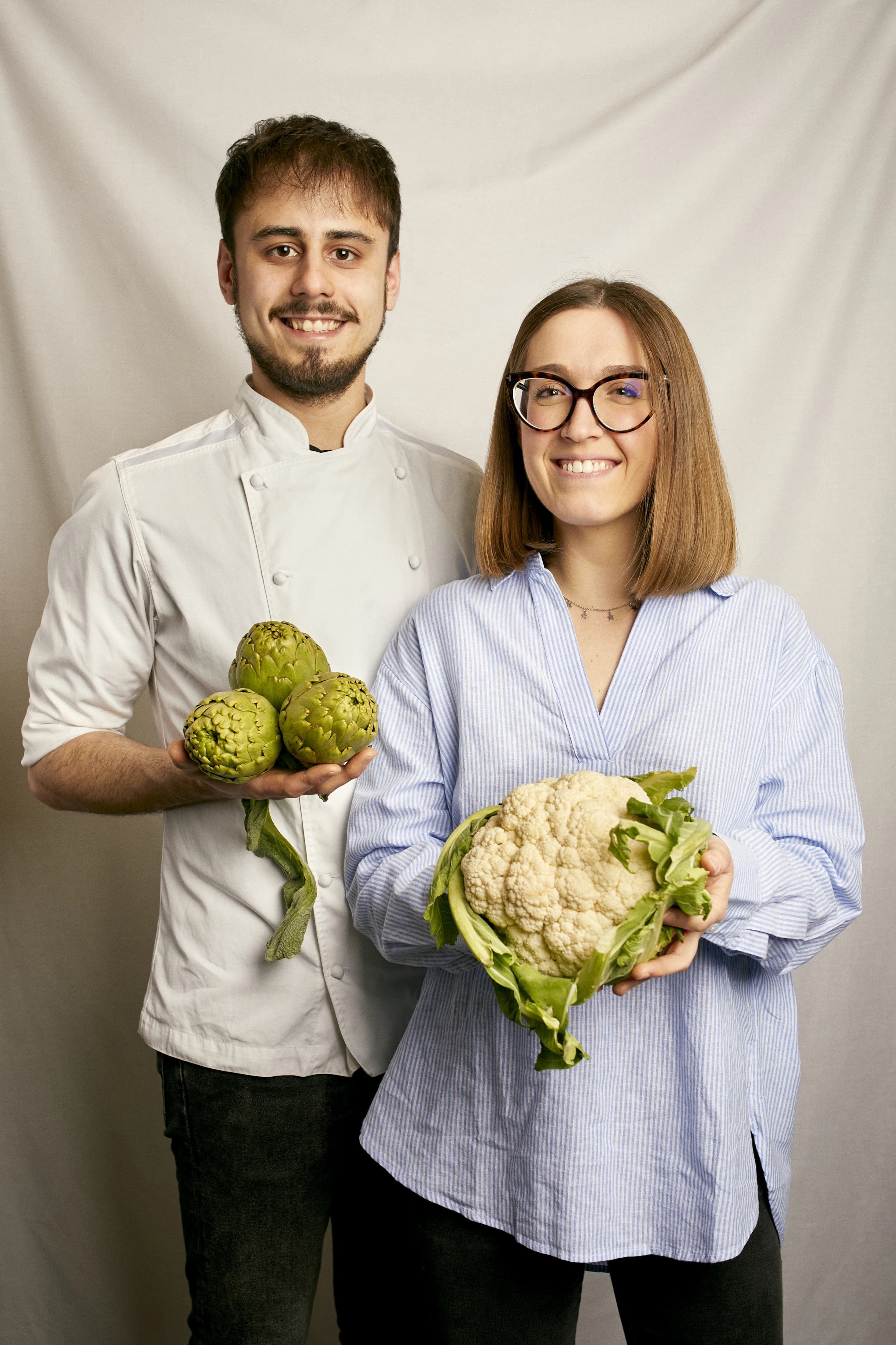 Parella de joves emprenedors enamorats bojament l'un de l'altre